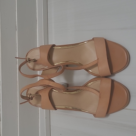 3/4inch Tan Heels with Thick Wedge and Vertical front strap size 7 - Picture 3 of 4